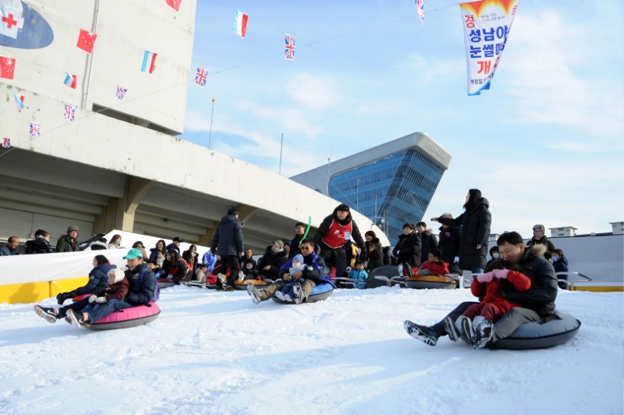 체육진흥과-성남시 중원구 성남동 성남종합운동장 눈썰매장(작년사진).jpg