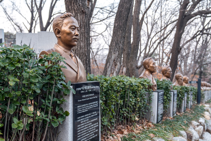 (5-2) 근현대사 기념관 야외 조각상.jpg