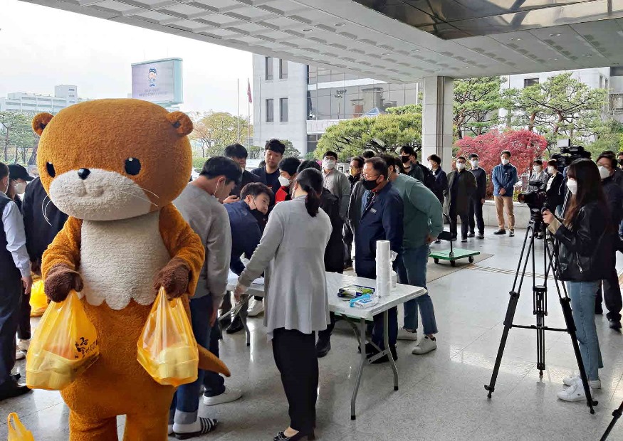 200420 송어비빔회 팔아주기 행사1.jpg