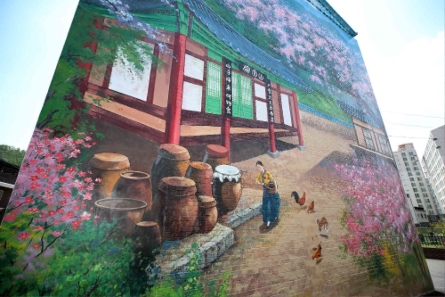 산청읍 산청향교 인근 연립주택에 그러젼 '산천재' 벽화.jpg