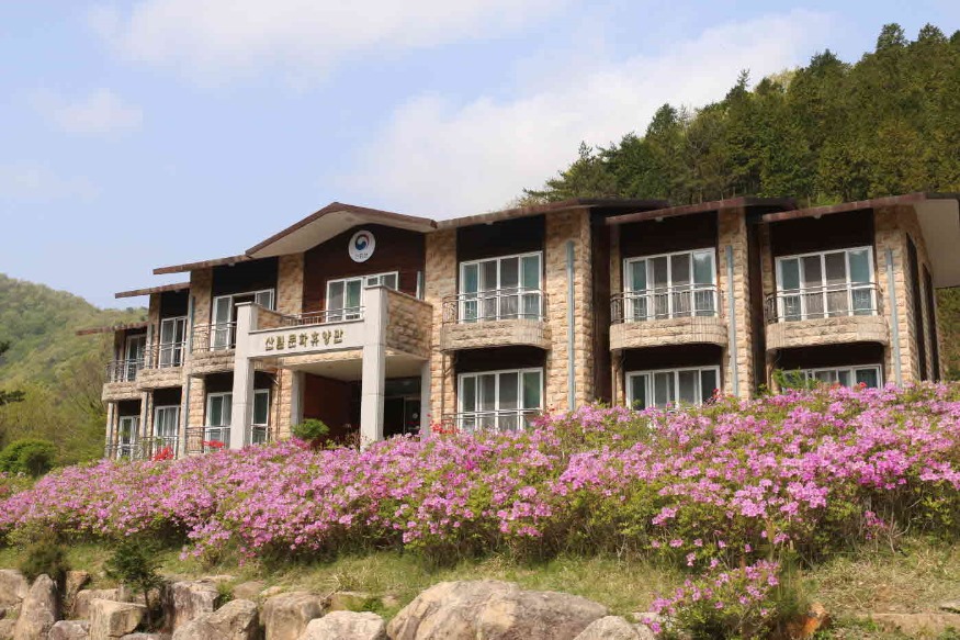 국립남해편백자연휴양림+산림문화휴양관.jpg