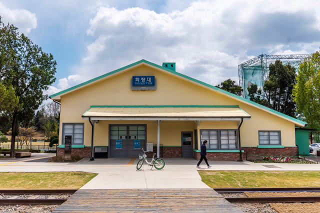 (1-4)노원구_경춘선숲길과 화랑대 철도공원_화랑대철도공원의 옛 화랑대역사(경춘선 역사관) 앞.jpg