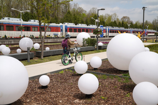 (1-5)노원구_경춘선숲길과 화랑대 철도공원_화랑대 철도공원으로 조성한 옛 화랑대역. 공원 안에서는 자전거를 탈 수 없다.jpg
