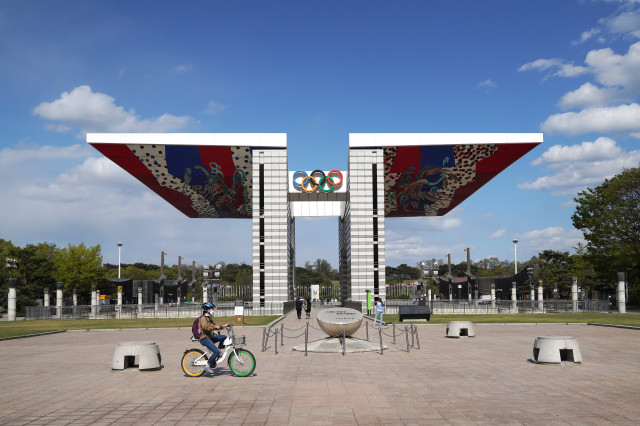(2-4)송파구_성내천 자전거길과 올림픽공원_올림픽공원 정문 평화의문 앞.jpg