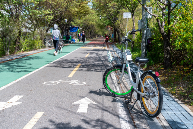 (2-1)송파구_성내천 자전거길과 올림픽공원_잠실나루역 1번 출구에서 따릉이를 대여해 성내천 자전거길을 달린다.jpg