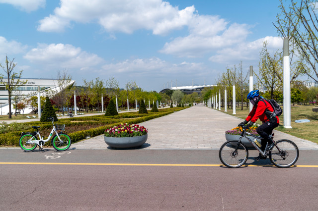 (3-2)마포구_월드컵공원 둘레길_월드컵공원에 자전거길이 잘 조성돼 있어 온 가족이 안전하게 자전거를 즐길 수 있다.jpg