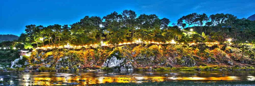 산청 경호강에 반사된 산엔청공원 항노화 청춘길 1.jpg