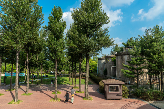 (1-1) 선유도공원_입구 오른쪽에 약품 저장탱크로 사용했던 콘크리트 건물이 남아 있다. 지금은 관수기계실로 사용 중이다..jpg
