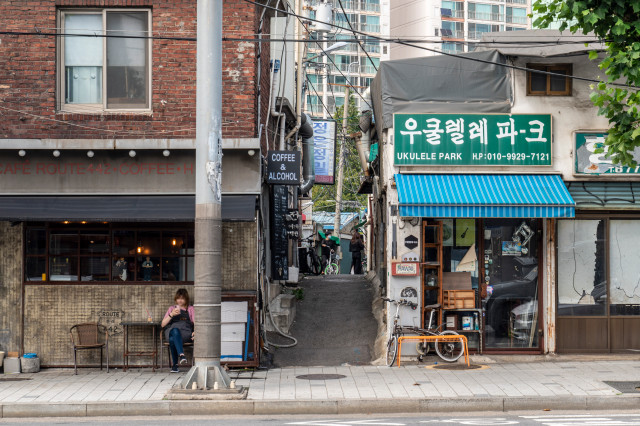 (4-1) 문래창작촌_ 좁은 철강소 골목에 카페, 식당, 공방들이 둥지를 틀고 있다..jpg