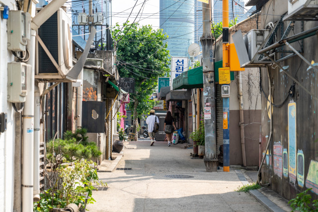 (4-2) 문래창작촌_ 좁은 철강소 골목에 카페, 식당, 공방들이 둥지를 틀고 있다..jpg