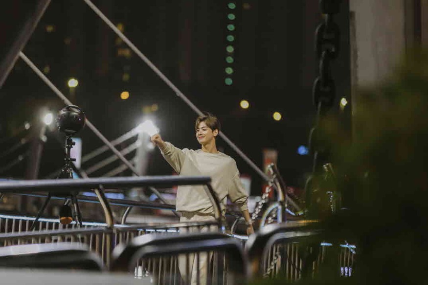 (사진2) 세빛섬에서 4K 360° VR 촬영 중인 차은우.jpg