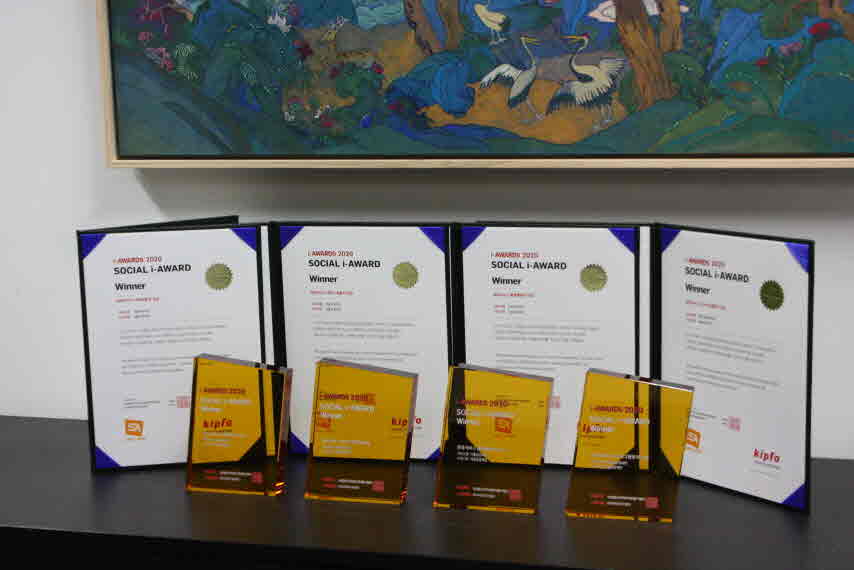 1-1. 2020 소셜아이어워드 상패 이미지.jpg