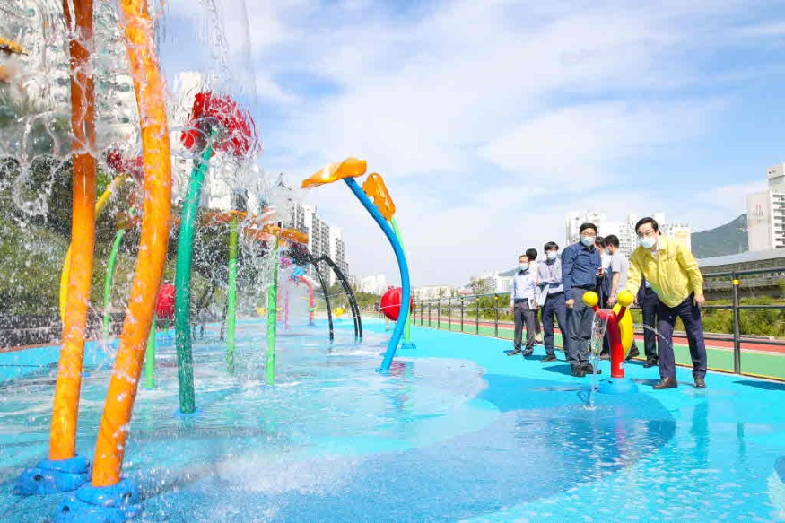 2. (사진_도봉) 이동진 도봉구청장(앞 줄 오른쪽 첫 번째)이 중랑천 물놀이장 시범 운영 현장을 점검하고 있다. (2020. 9. 21.).jpg