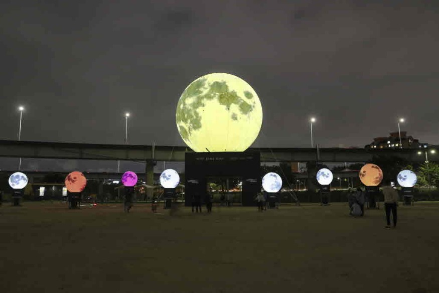 1006 살곶이공원에 설치된 인공달 모습.jpg