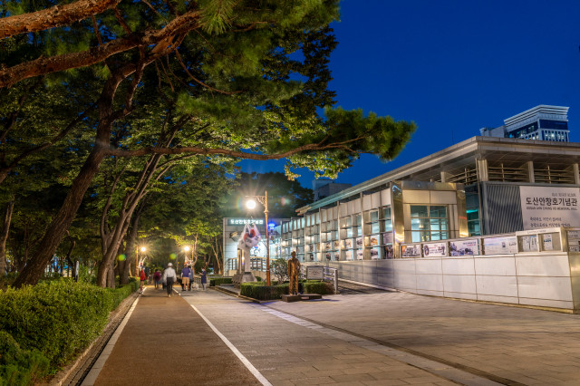 2-5.도산공원_정문 옆에 도산 안창호 선생의 업적을 기리는 기념관이 있다..jpg