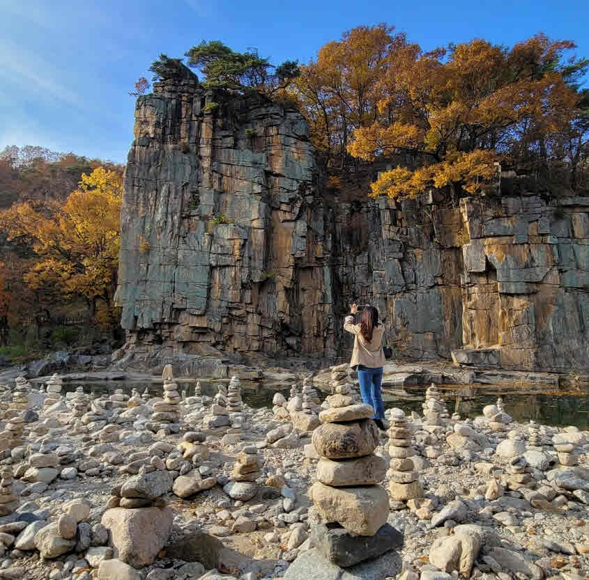 보도1)사인암을 카메라에 담는 관광객1.jpg