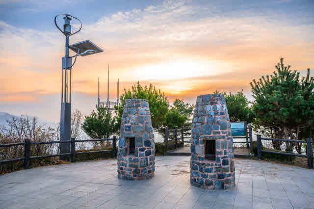 1-4 봉산_봉수대 뒤로 떠오르는 태양.jpg