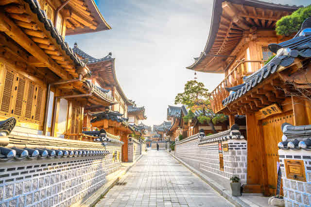 4-1 은평한옥마을_골목 따라 한옥마을 한바퀴를 돌때는 주민들의 사생활을 지켜주는 에티켓이 필요하다.jpg