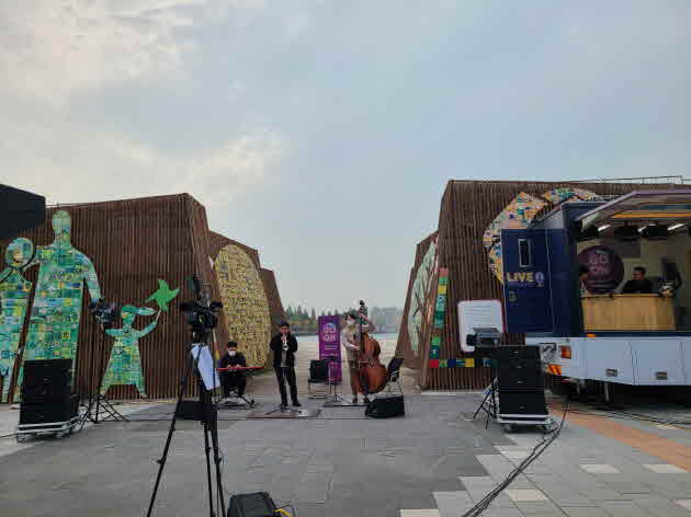 (12.10.1차) 2.고양시_ 온택트 버스킹 특집방송 'GO ON! 고양에 불을 켜다' 공연사진1.jpg