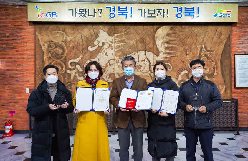 SNS어워즈 3관왕을 수상, 기념촬영을 하고 있다.JPG