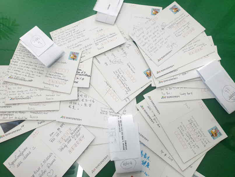 해외로 발송하고 있는 엽서.jpg