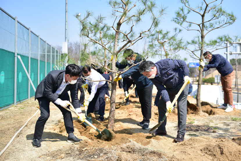 김성조사장과 김상철국장이 식목일 맞이 나무심기를 진행하고있다.(좌 경상북도청 김상철 문화관광체육국장, 우 경상북도문화관광공사 김성조 사장).JPG