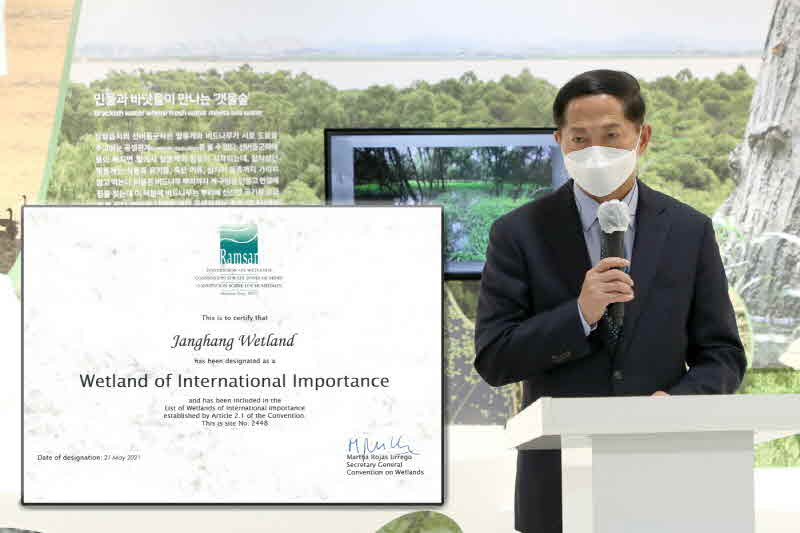 2020년 11월 장항습지 탐조대 개관식의 이재준 고양시장(좌측하단은 장항습지의 람사르습지 등록 인증서).jpg