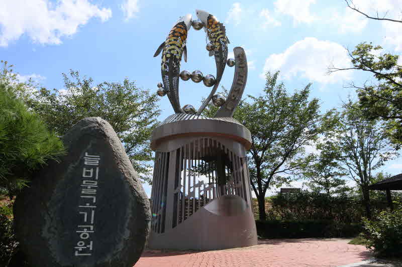 생초면 늘비물고기공원 조각상 비석 (2).JPG