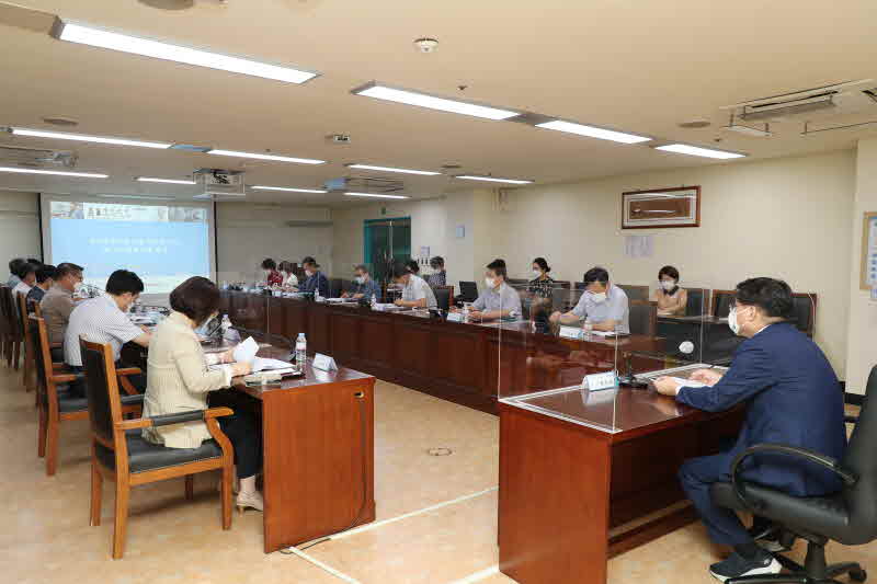 한대희 시장(오른쪽)이 ‘고바우뮤지엄’ 건립 용역과 관련한 착수보고회를 주재하고 있다..jpg