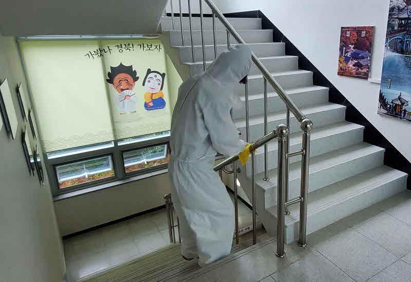 공사직원이 다중접촉시설을 소독하고 있다..jpg