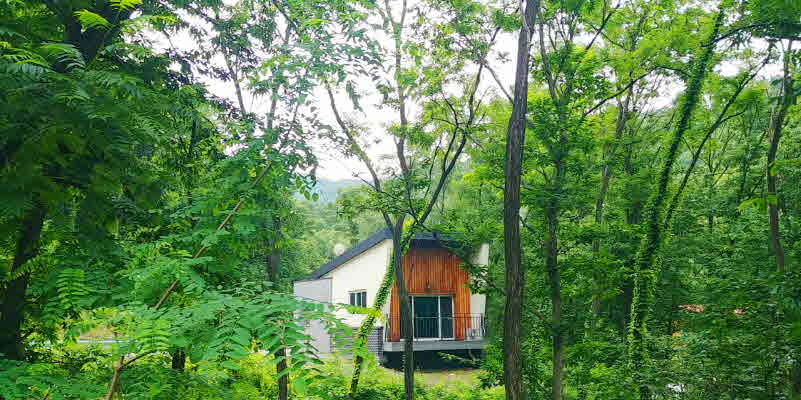 (사진 1)국립상당산성자연휴양림(충북 청주)의 숲속의 집 모습입니다..jpg