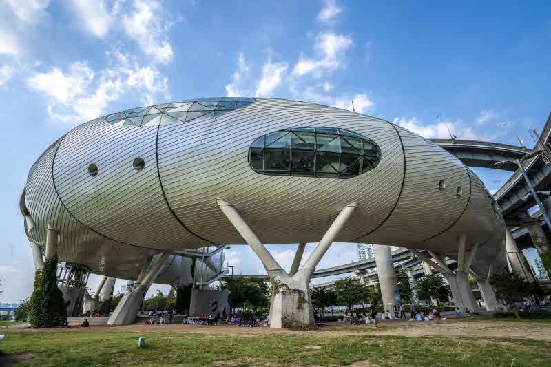 1-2. 서울생각마루는 뚝섬한강공원 3번 출구와 연결되는 J 자형 복합문화공간이다..JPG