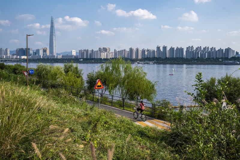 1-1. 뚝섬한강공원에서 다채로운 수상레저와 자전거를 즐기고 있는 시민들.JPG