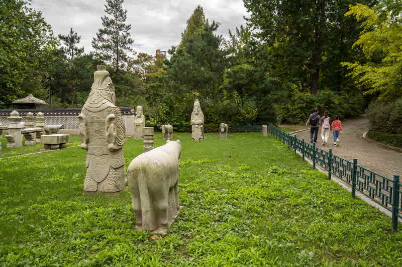 2-2. 서울어린이대공원 순명비 유강원 석물 앞을 지나는 산책로가 호젓하게 산책하기에 좋다..JPG