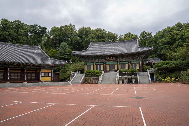 3-1. 아차산 남쪽 자락에 자리한 영화사의 대웅전(중안)과 설법전(왼쪽). 신라 시대 때 창건한 사찰로 전해온다..JPG