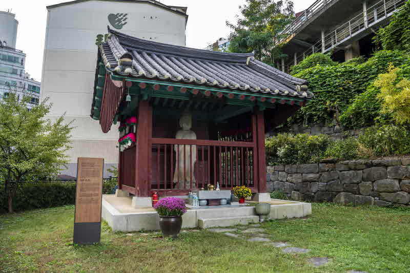 4-1. 광나루를 오가는 사람들의 안전을 기원하기 위해 절에 모셨다는 상부암석보살입상.JPG