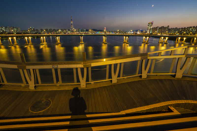 4-3. 광진교 보행자 전용 길의 한강 야경 명소에서 바라본 롯데월드타워와 올림픽대교 야경.JPG