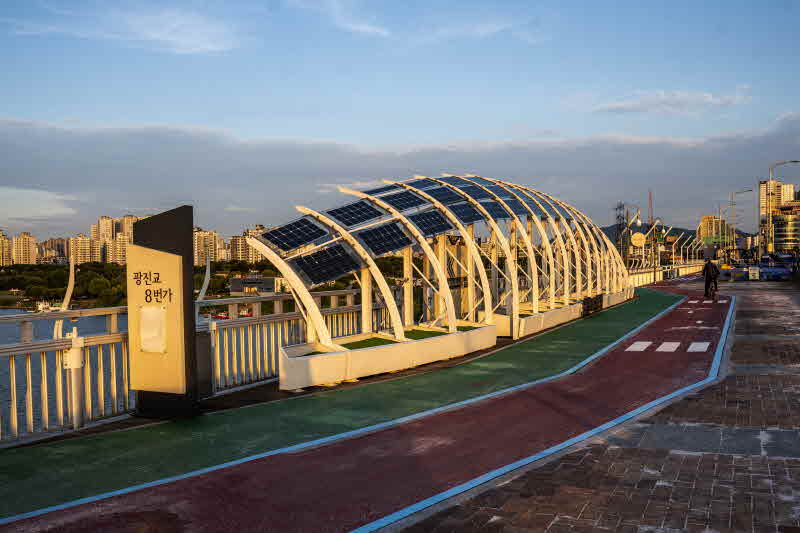 4-4. 광진교 왼쪽 길 중간 지점에 조성된 ‘광진교8번가’의 입구 모습.JPG