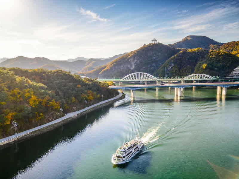 [크기변환]보도1)단양만천하스카이워크와 유람선.jpg