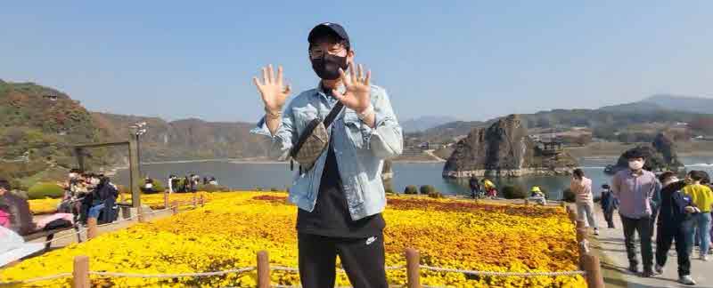 보도1)국가지질공원 도담삼봉에서 촬영 이벤트에 참여한 관광객.jpg