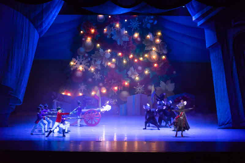 4. 1막_호두까기인형과 쥐왕.jpg
