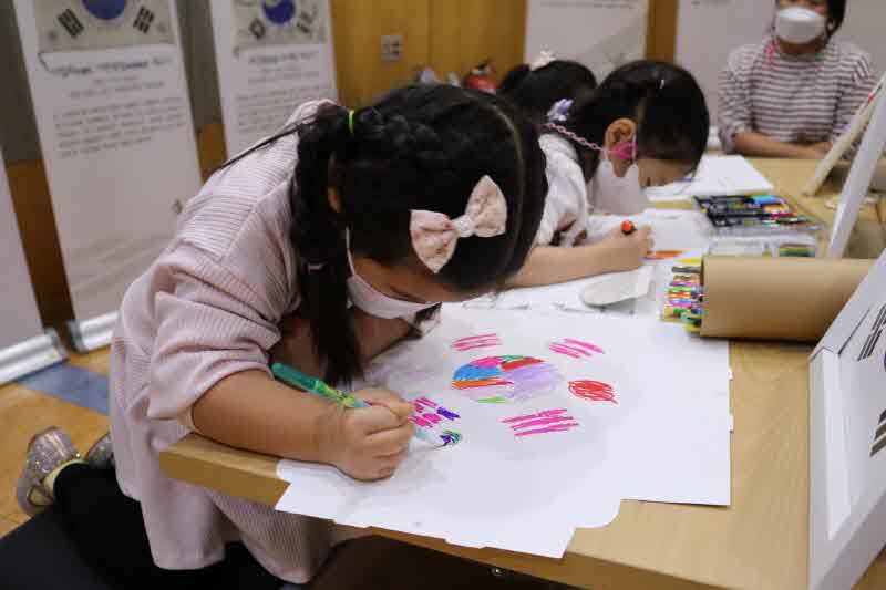 전시연계프로그램_태극기액자만들기 체험.jpg