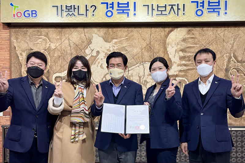 공사 임직원들이 표창장수여 기념촬영을 하고 있다.(가운데 김성조사장)3.jpg