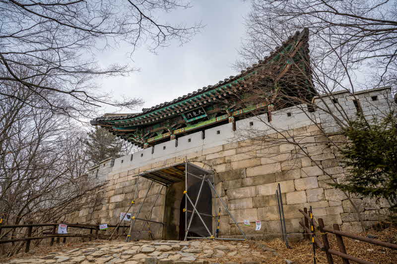 2-5. 북한산성의 대동문. 대동문 코스의 종점이다..jpg