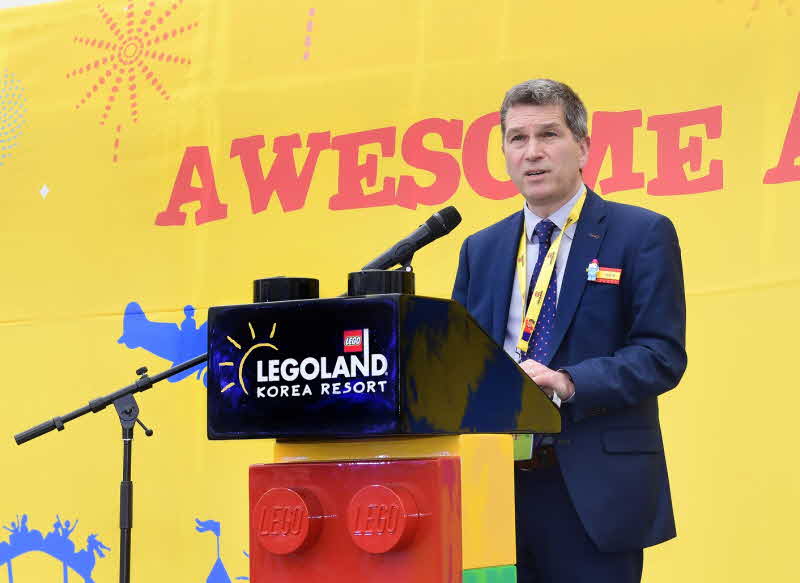 [레고랜드-사진자료2] 준공 기념식에서 환영사를 하는 멀린 엔터테인먼트 닉 바니 대표.jpg