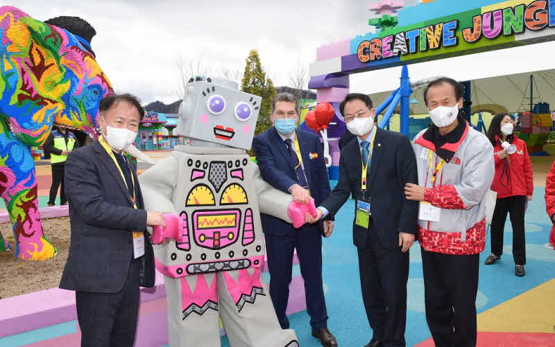 [레고랜드-사진자료3] 준공 기념식 이후 현장 투어를 진행하고 있다. (왼쪽부터 이재수 춘천시장, 멀린 엔터테인먼트 대표 닉 바니, 국회의원 허영, 최문순 강원도지사).jpg