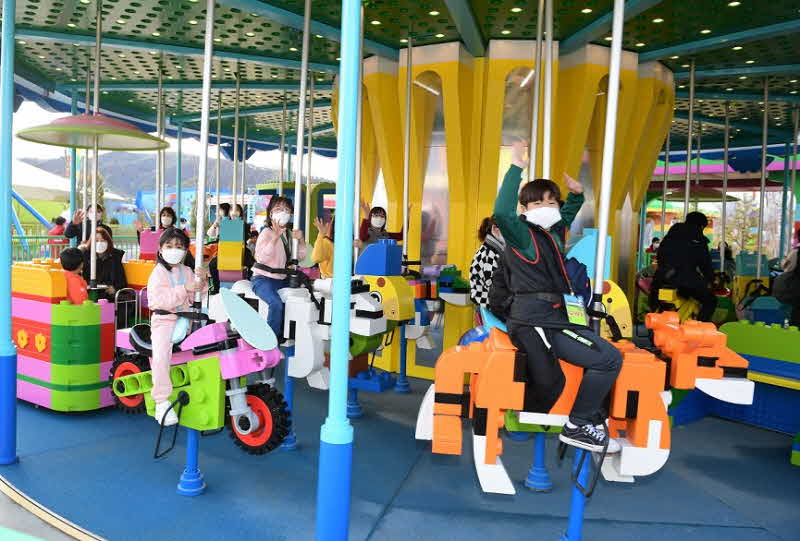 [레고랜드-사진자료4] 현장 투어에서 놀이기구를 직접 체험하고 있는 지역 주민.jpg