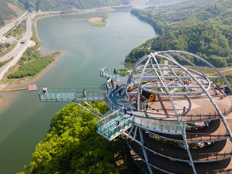 보도1)5.4 만천하스카이워크 관광객 (1).jpg