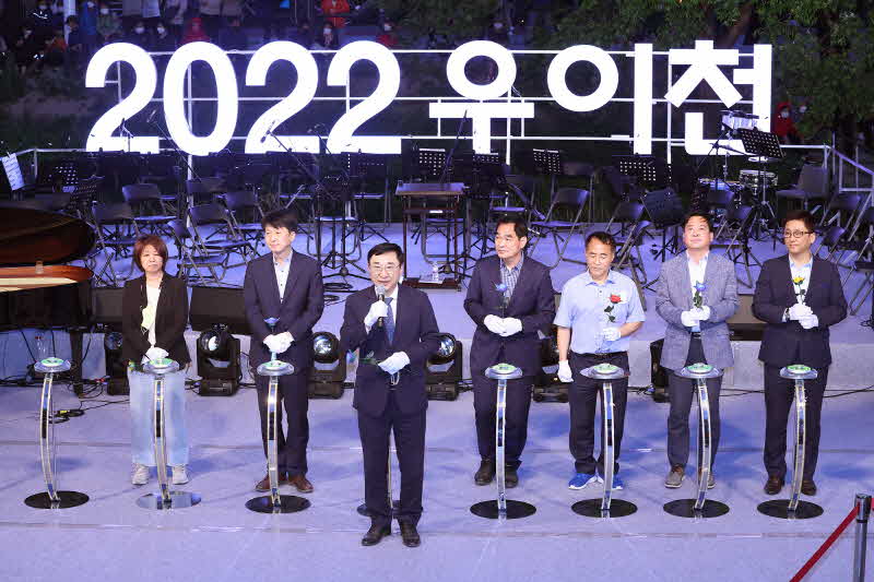 8. [도봉사진] 도봉구 우이천 등축제 점등식에서 이동진 구청장이 인사말을 하고 있다.jpg