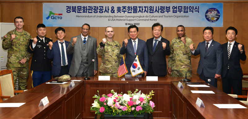 공사관계자들과 주한물자지원사령부관계자들이 기념촬영을 하고 있다..jpg